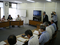 挨拶する石本会長