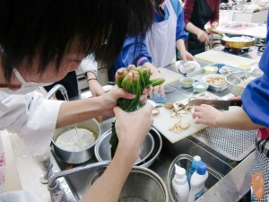 料理をする高校生の写真